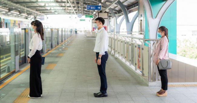 train queue coronavirus social distancing