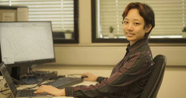 Yijie Su at her desk